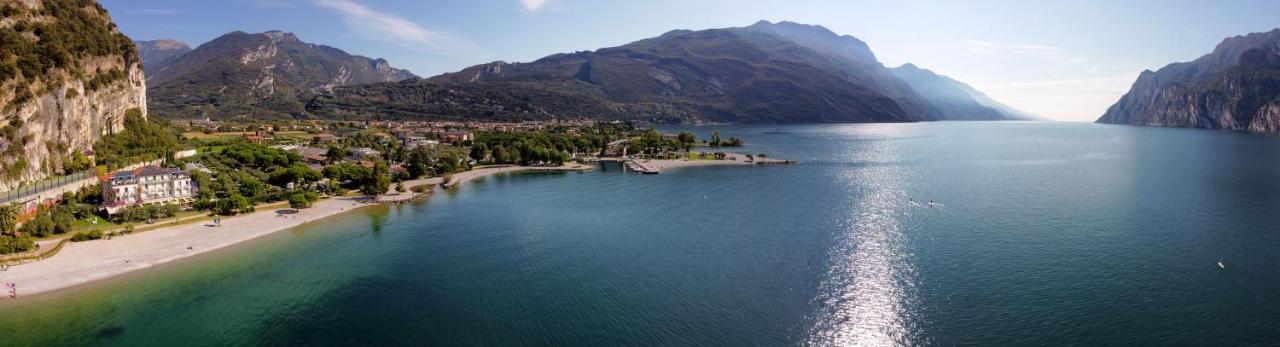 Hotel Baia Azzurra - Lake Front Torbole Sul Garda Εξωτερικό φωτογραφία