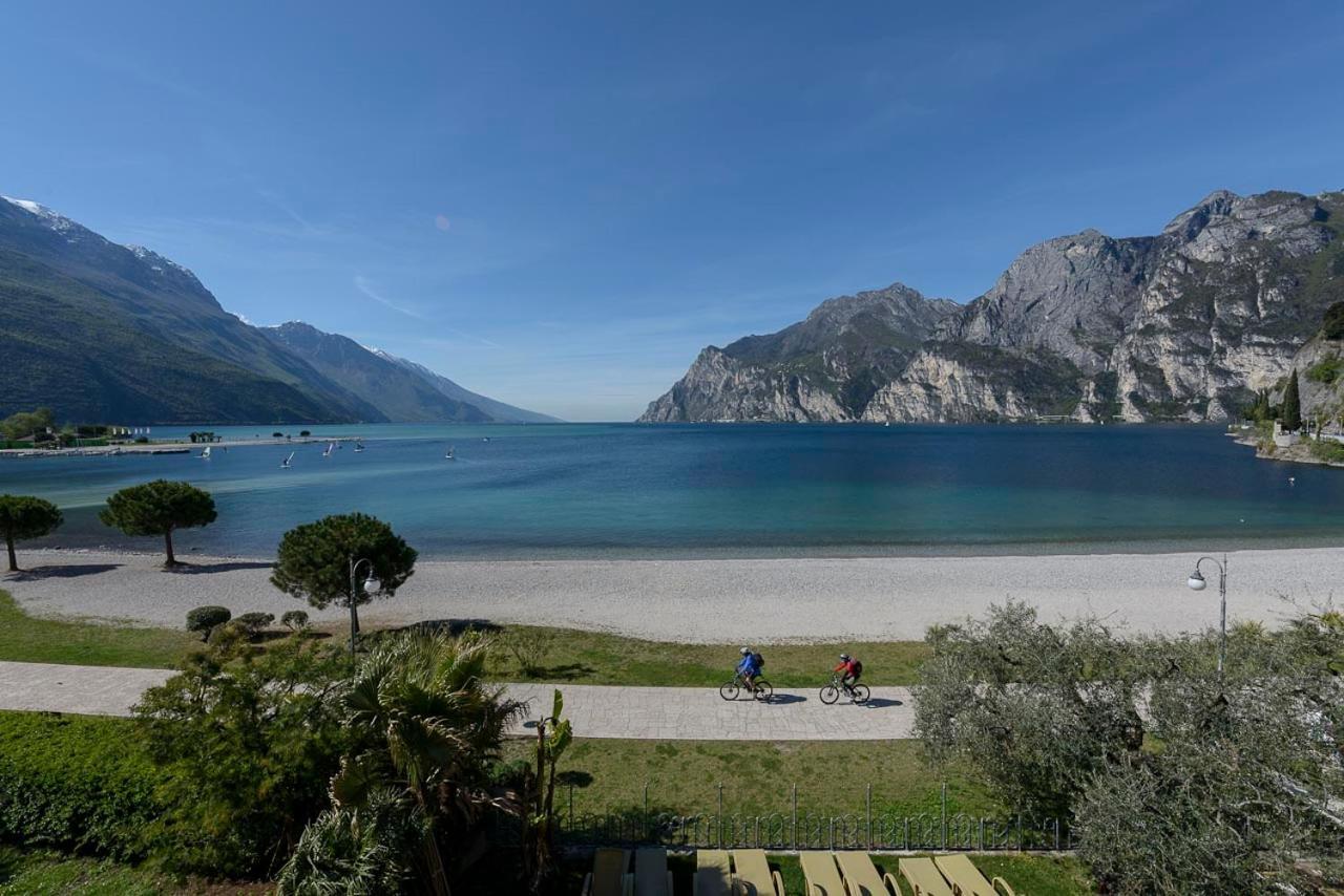 Hotel Baia Azzurra - Lake Front Torbole Sul Garda Εξωτερικό φωτογραφία