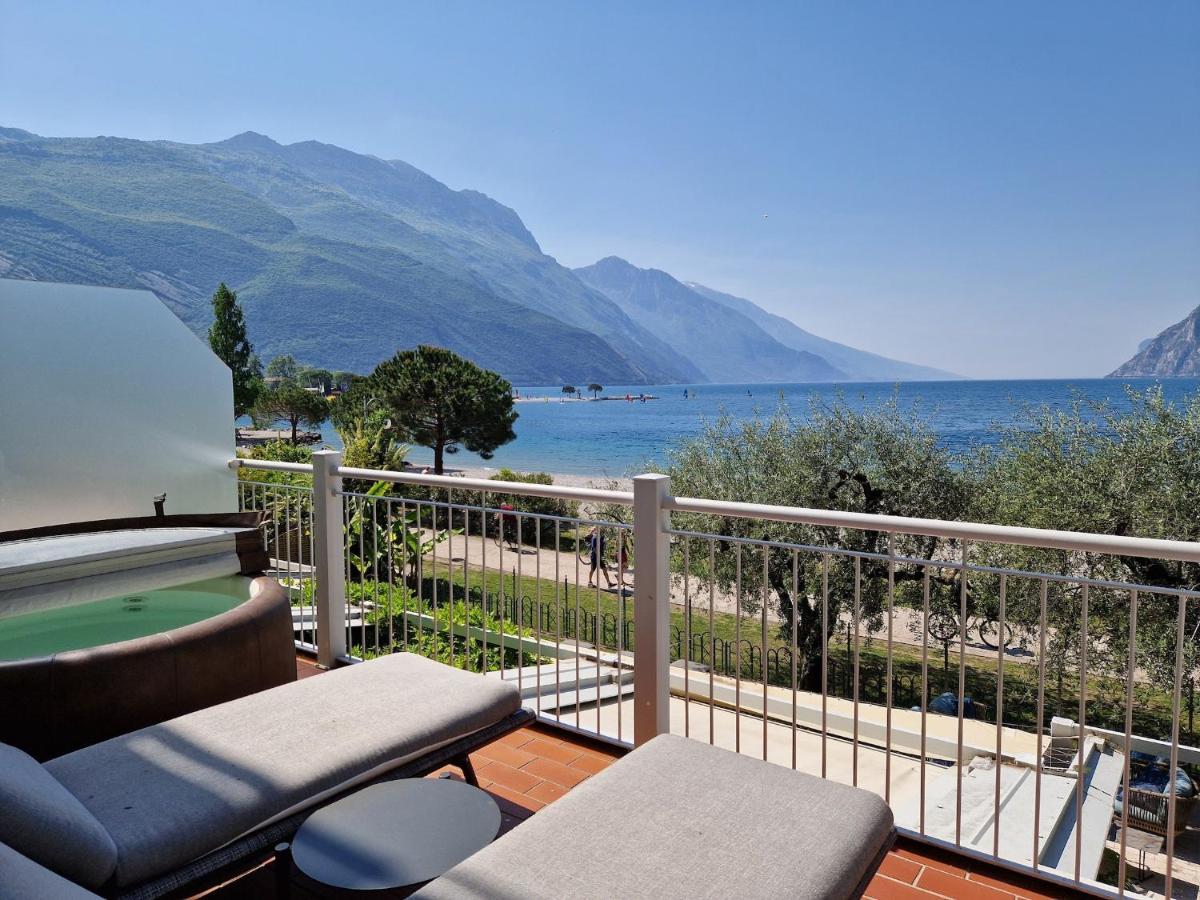 Hotel Baia Azzurra - Lake Front Torbole Sul Garda Εξωτερικό φωτογραφία