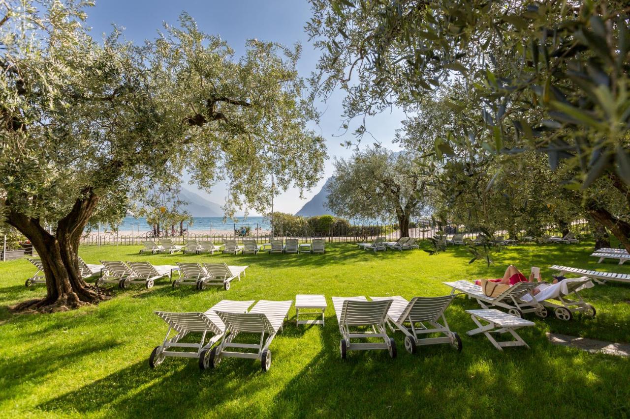 Hotel Baia Azzurra - Lake Front Torbole Sul Garda Εξωτερικό φωτογραφία