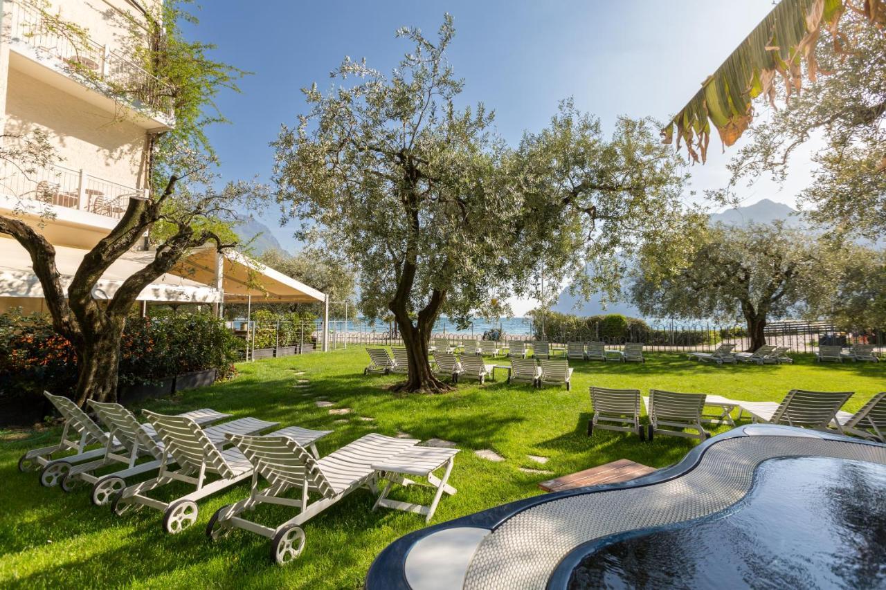 Hotel Baia Azzurra - Lake Front Torbole Sul Garda Εξωτερικό φωτογραφία