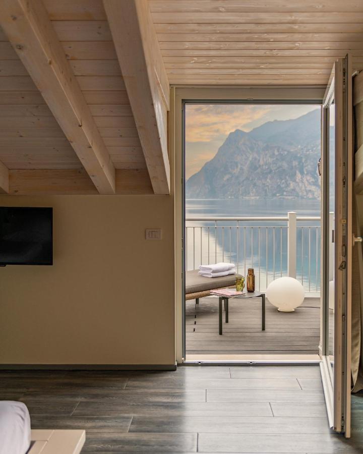 Hotel Baia Azzurra - Lake Front Torbole Sul Garda Εξωτερικό φωτογραφία