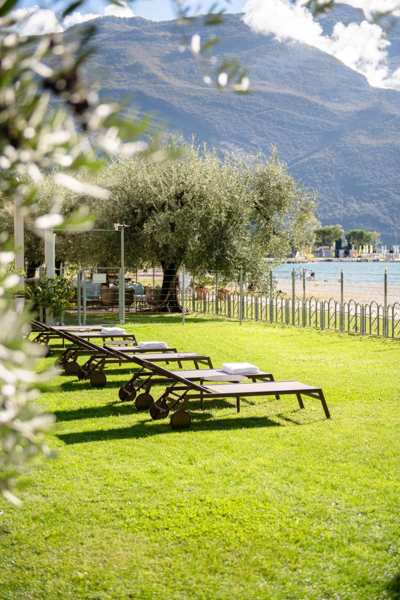 Hotel Baia Azzurra - Lake Front Torbole Sul Garda Εξωτερικό φωτογραφία