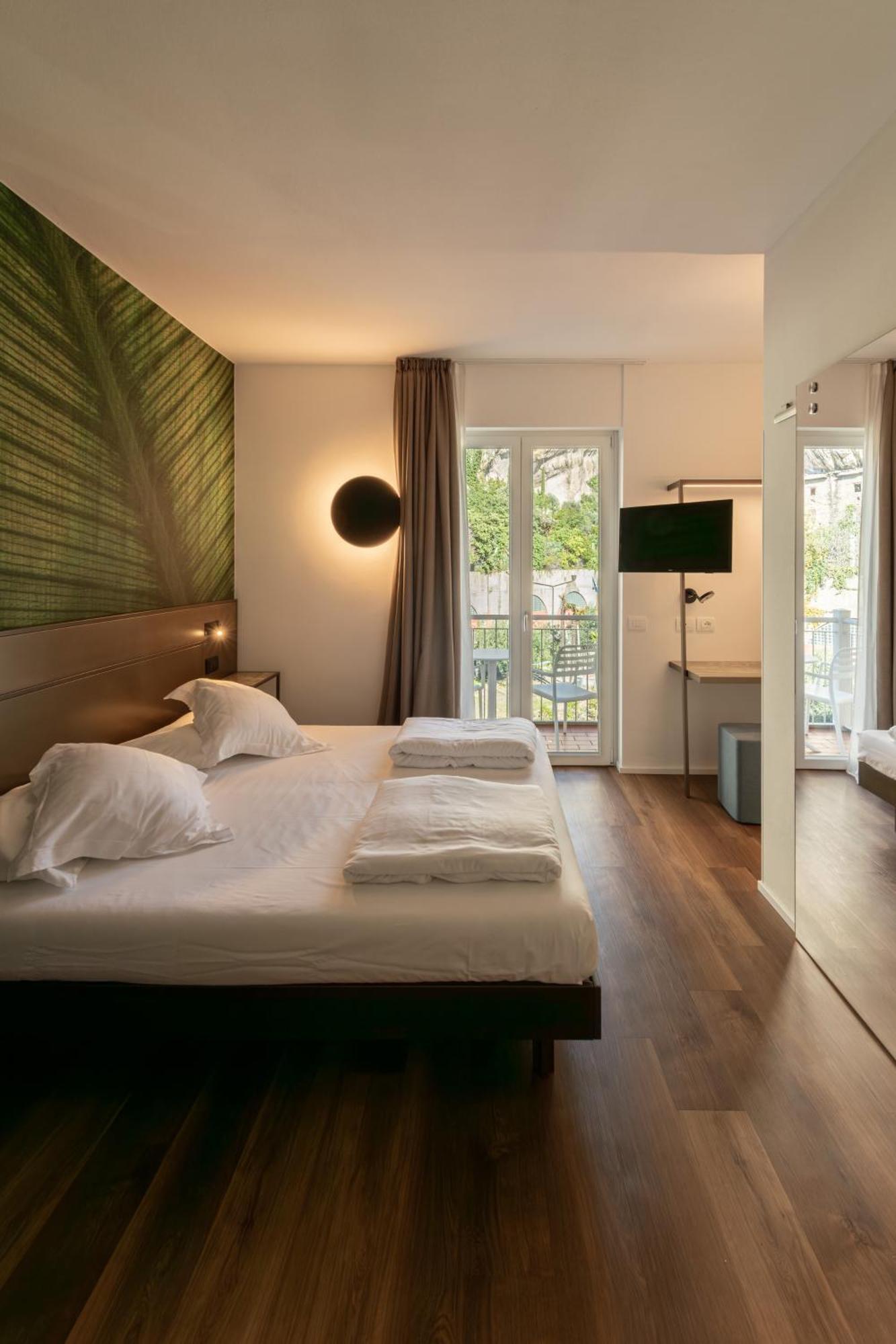 Hotel Baia Azzurra - Lake Front Torbole Sul Garda Εξωτερικό φωτογραφία