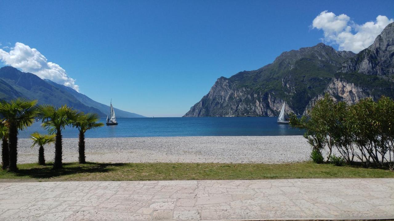 Hotel Baia Azzurra - Lake Front Torbole Sul Garda Εξωτερικό φωτογραφία